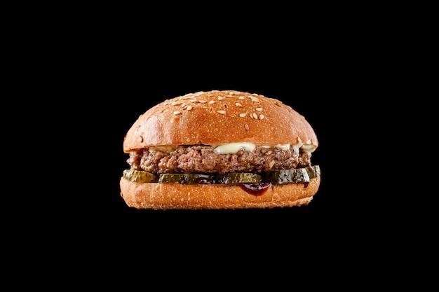 Burger na czarnym tle w menu
