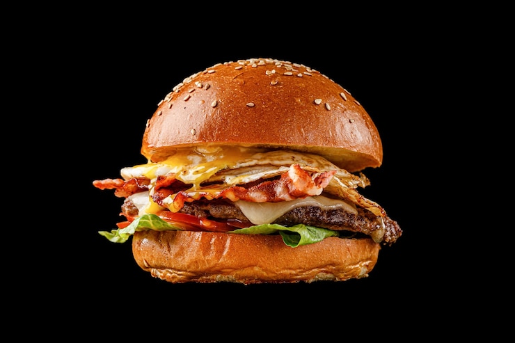 Zdjęcie burger na czarnym tle w menu