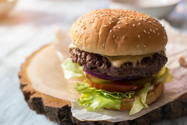 Burger Na Kawałku Papierowego Grillowanego Mięsa I świeżej Sałaty