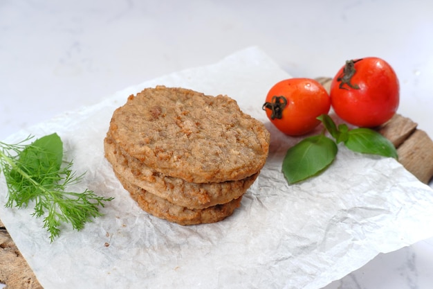 burger paszteciki mięsne z warzywami na białym tle.