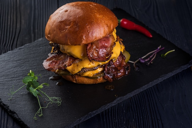 Burger. Podwójny Kotlet, Podwójny Ser Cheddar, Bekon, Cebula Smażona, Pikle, Sos I Bułka Rzemieślnicza.