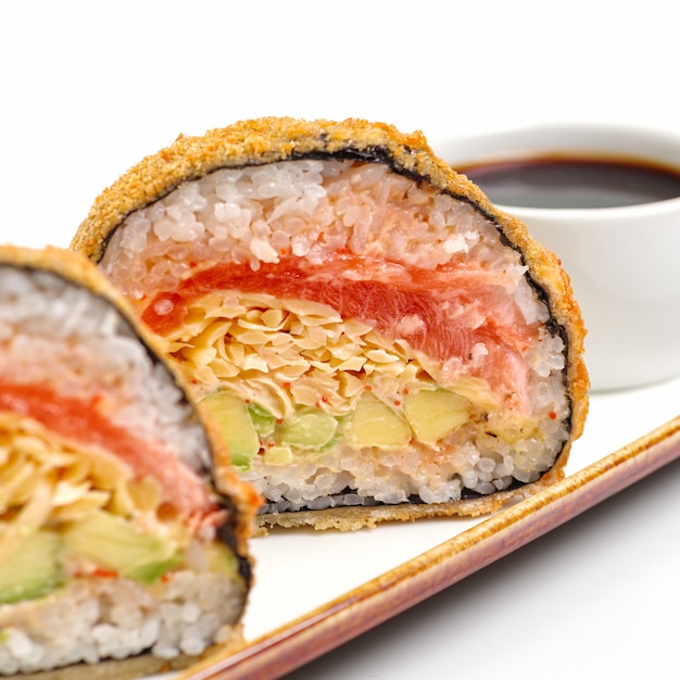 Burger sushi z ryżu i wędzonego łososia awokado lekki ser i nori na białym tle Do menu restauracji Tradycyjne japońskie przyprawy do sushi Zdrowe odżywianie