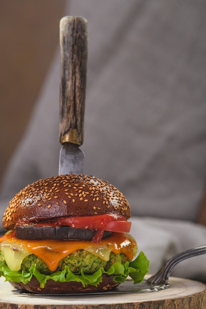 Zdjęcie burger wegetariański ze szpinakiem. styl rustykalny.