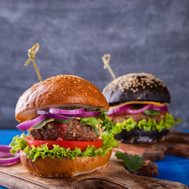 Burger wołowy z biało-czarną kok