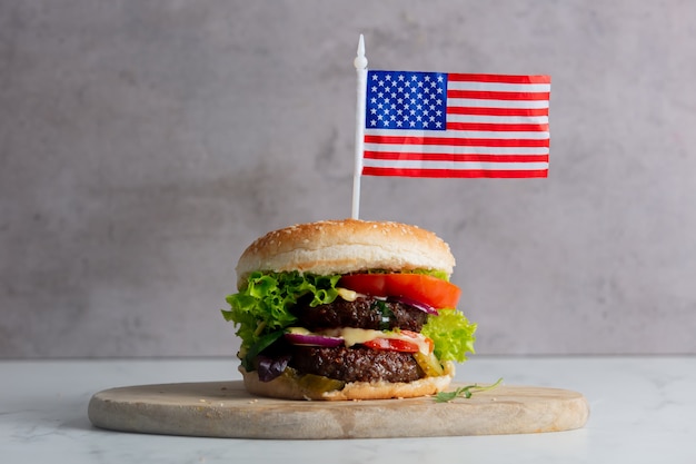 Burger wołowy z flagą USA na tacy