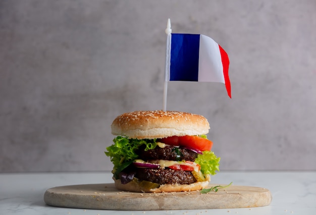 Burger Wołowy Z Flagą Usa Na Tacy