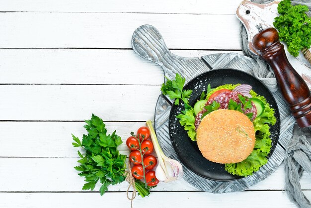 Burger z pomidorem salami i cebulą Śniadanie Widok z góry Wolne miejsce na tekst