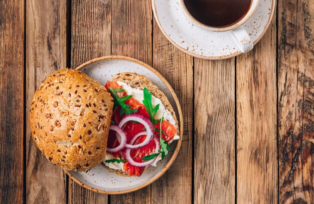 Burger z wędzonym łososiem i serkiem śmietankowym