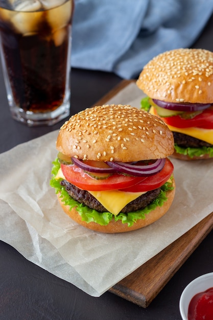 Burgery Z Kotletem, Pomidorem, Sałatą, Ogórkiem, Cebulą I Serem. Kuchnia Amerykańska. Fast Food. Cheeseburger.