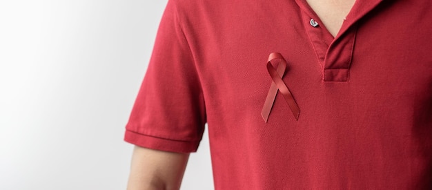 Burgundowa czerwona wstążka na marzec rak szpiczaka mnogiego i grudzień Miesiąc świadomości na temat Światowego Dnia Aids Opieka zdrowotna i koncepcja światowego dnia raka