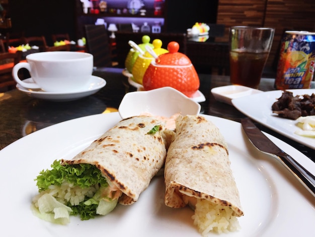 Burrito i napoje serwowane na stole w kawiarni