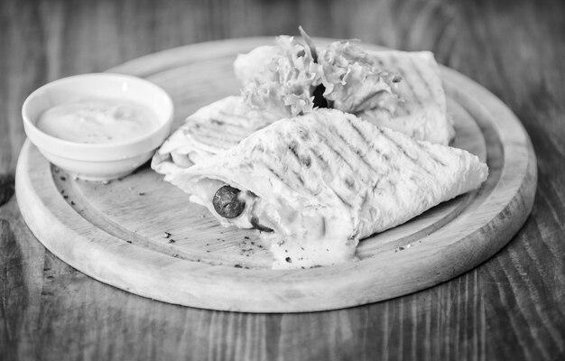 Burrito Lavash Mięso Nadziewane Kiełbasa I Sos Serowy Sałatka Mięso Owinięte Lavash Burrito Posiłek Restauracyjny Kuchnia Tradycyjna Tortilla Burrito Podana Drewniana Deska Pomysł Restauracji