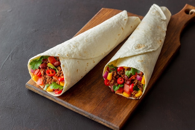 Burrito z mięsem, fasolą, kukurydzą, pomidorami, cebulą i chilli. Meksykańskie jedzenie. Przepis.