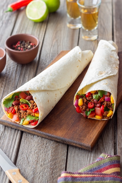Burrito z mięsem, fasolą, kukurydzą, pomidorami, cebulą i chilli. Meksykańskie jedzenie. Przepis.
