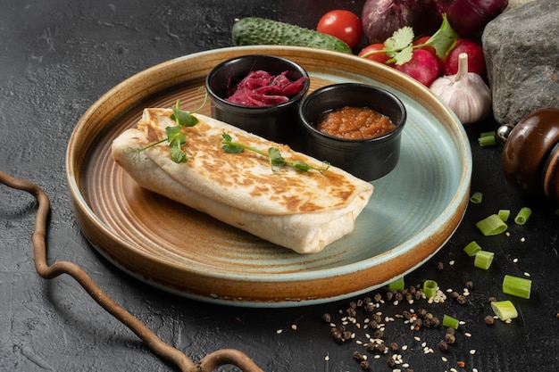 Burrito z Warzywami. Gorąca przekąska z kurczaka i warzyw zawinięta w chlebek pita lub podpłomyk