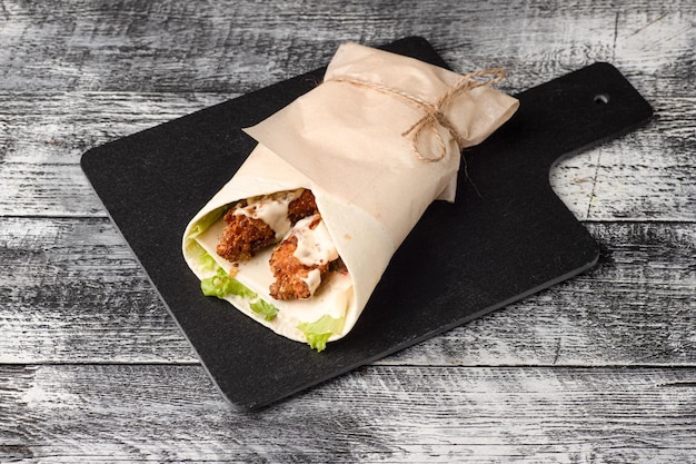 Burritos shawarma z mięsem na białym drewnianym tle