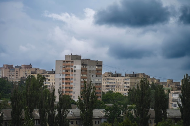 Burza nad miastem Zła pogoda w mieście