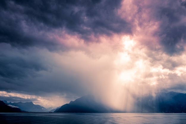 Burza przechodząca nad Jeziorem Genewskim