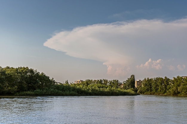 Zdjęcie burza w pobliżu rzeki