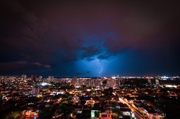 Burza z piorunami nad miastem Ribeirao Preto w Brazylii. Grzmot niebieskie światło na obraz koncepcji nocy letniej.