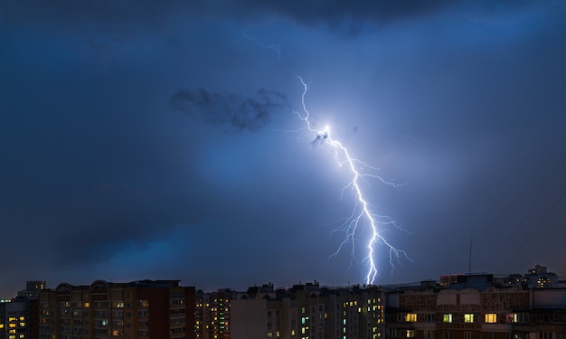 Burza Z Piorunami Nad Miastem