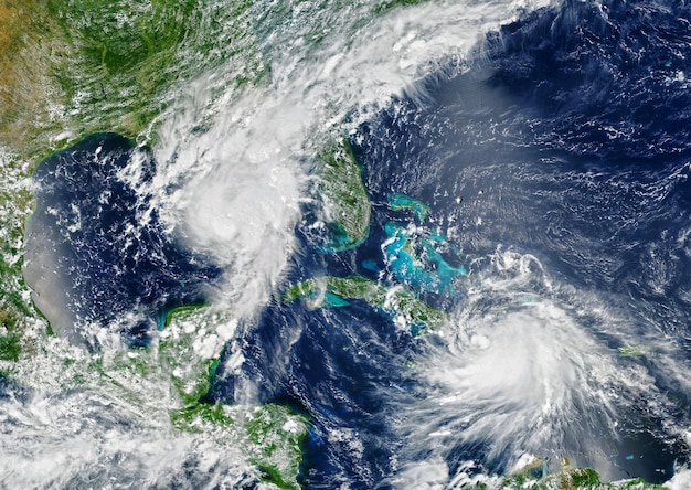 Burze Laura i Marco zbliżają się do USA Widok dwóch tropikalnych huraganów z kosmosu Elementy tego zdjęcia dostarczone przez NASA