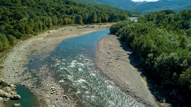 Burzliwa rzeka Belaya w wąwozie Khadzhokh Piękne krajobrazy kaniony i wąwozy