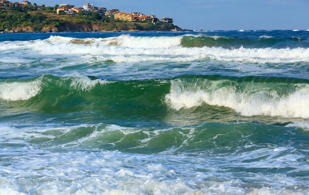 Burzliwy widok na morze z plaży i domów na wybrzeżu, Bułgaria.