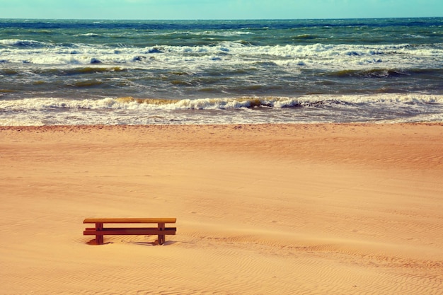 Burzowa ławka z krajobrazem morskim na plaży