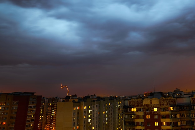 Burzowe Chmury, Ulewny Deszcz. Burza Z Piorunami Nad Miastem.