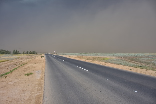 Burzowe niebo na autostradzie, burza na stepie