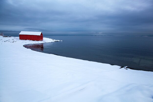 Zdjęcie burzowy zimowy krajobraz norweskiego fiordu
