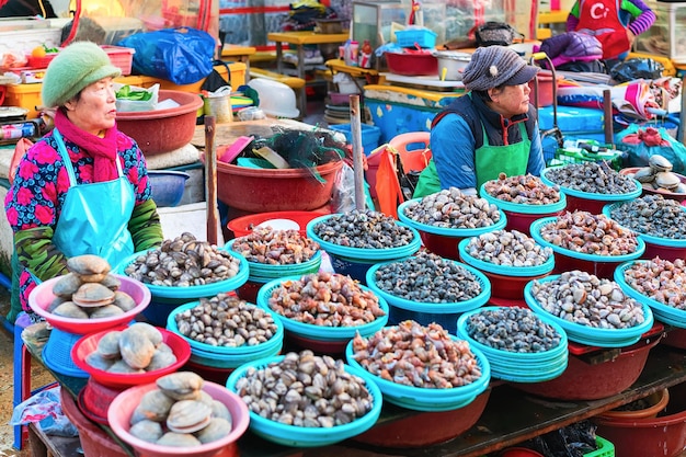 Busan, Korea Południowa - 12 marca 2016: Starsze kobiety-handlowcy sprzedające owoce morza na targu rybnym w Jagalchi w Busan, Korea Południowa