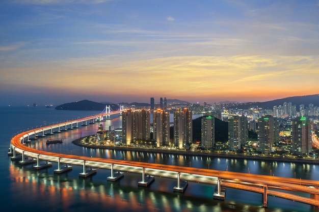 Busan panoramę miasta w dzielnicy Haeundae, Gwangalli Beach z molo jacht w Busan, Korea Południowa.