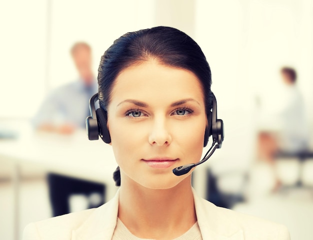 business, komunikacja i call center - operatorka infolinii ze słuchawkami