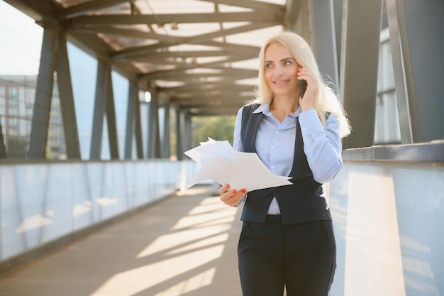 Business Women Style Kobieta idąca do pracy Portret pięknej kobiety w stylowym biurze