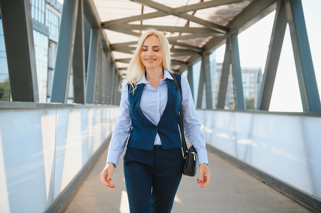 Zdjęcie business women style kobieta idąca do pracy portret pięknej kobiety w stylowym biurze