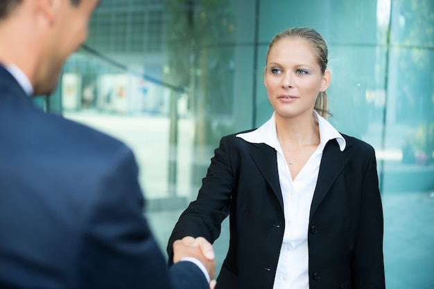 Zdjęcie businesswoman dając uścisk dłoni