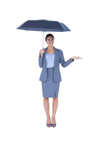 Businesswoman gospodarstwa parasol podczas testowania, jeśli pada deszcz