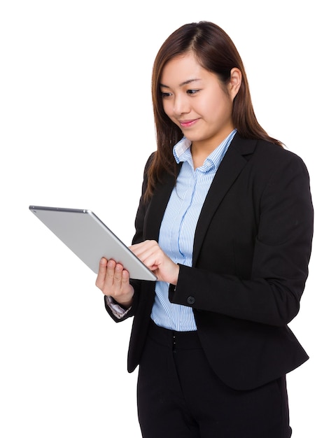 Businesswoman korzystania z komputera typu tablet