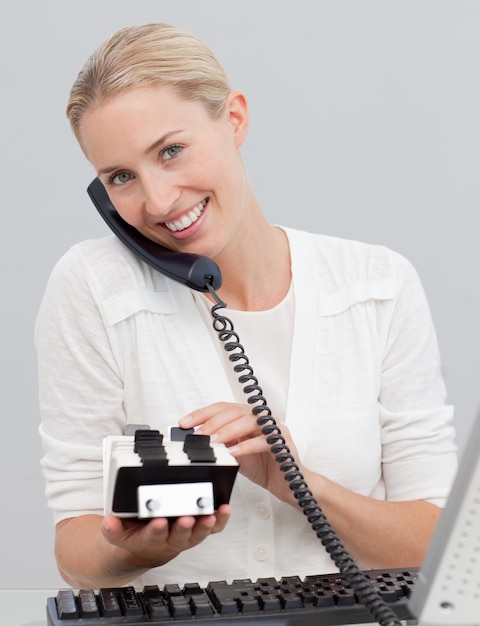 Businesswoman na telefon i przeszukiwanie indeksu