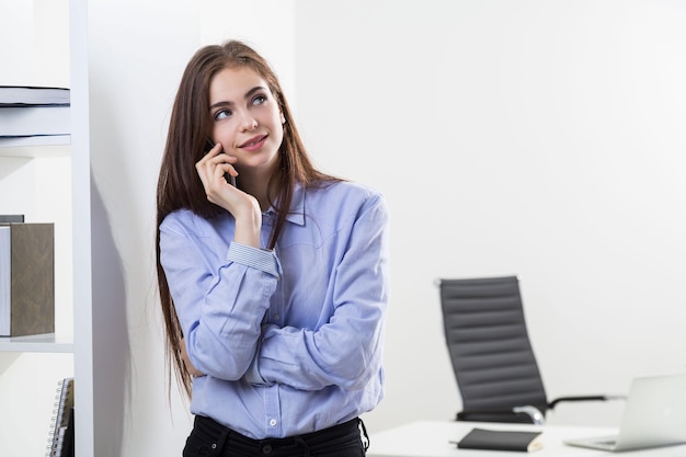 Businesswoman na telefon