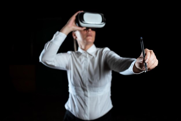 Businesswoman nosząca symulator wirtualnej rzeczywistości i trzymająca pióro kobieta nosząca zestaw słuchawkowy vr