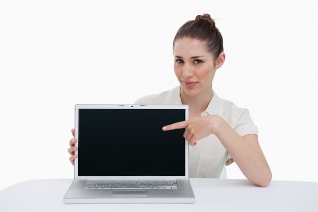 Businesswoman pokazano laptopa