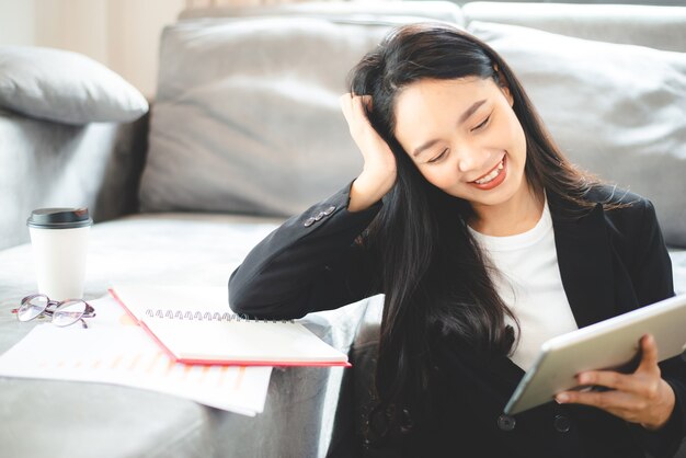 Businesswoman pracuje z laptopem z domu, kobieta pracuje z komunikacją online biznesem i technologią, biurko w miejscu pracy z notebookiem wewnątrz izolowane w domu