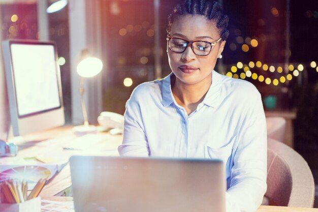 Businesswoman pracy na laptopie