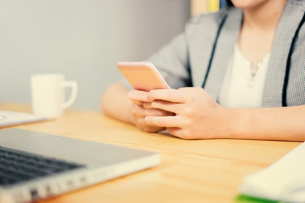 businesswoman pracy z nowoczesnymi urządzeniami, student dziewczyna za pomocą cyfrowego tabletu