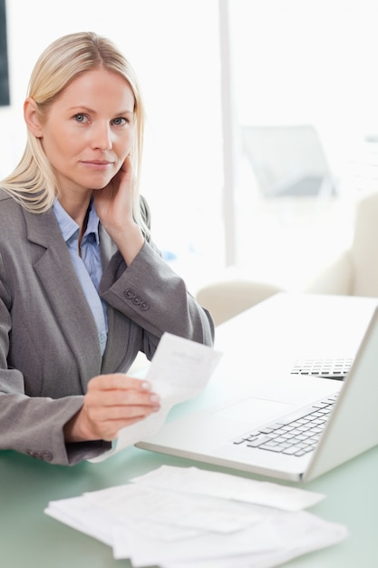 Zdjęcie businesswoman robi jej rachunkowości