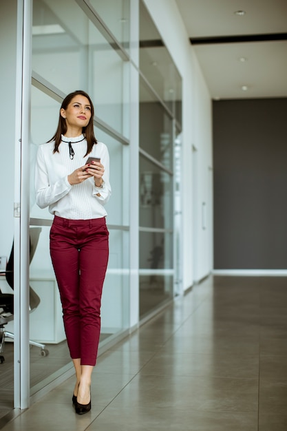 Businesswoman rozmawia przez telefon komórkowy