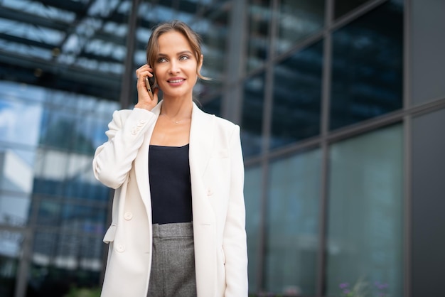 Businesswoman rozmawia przez telefon